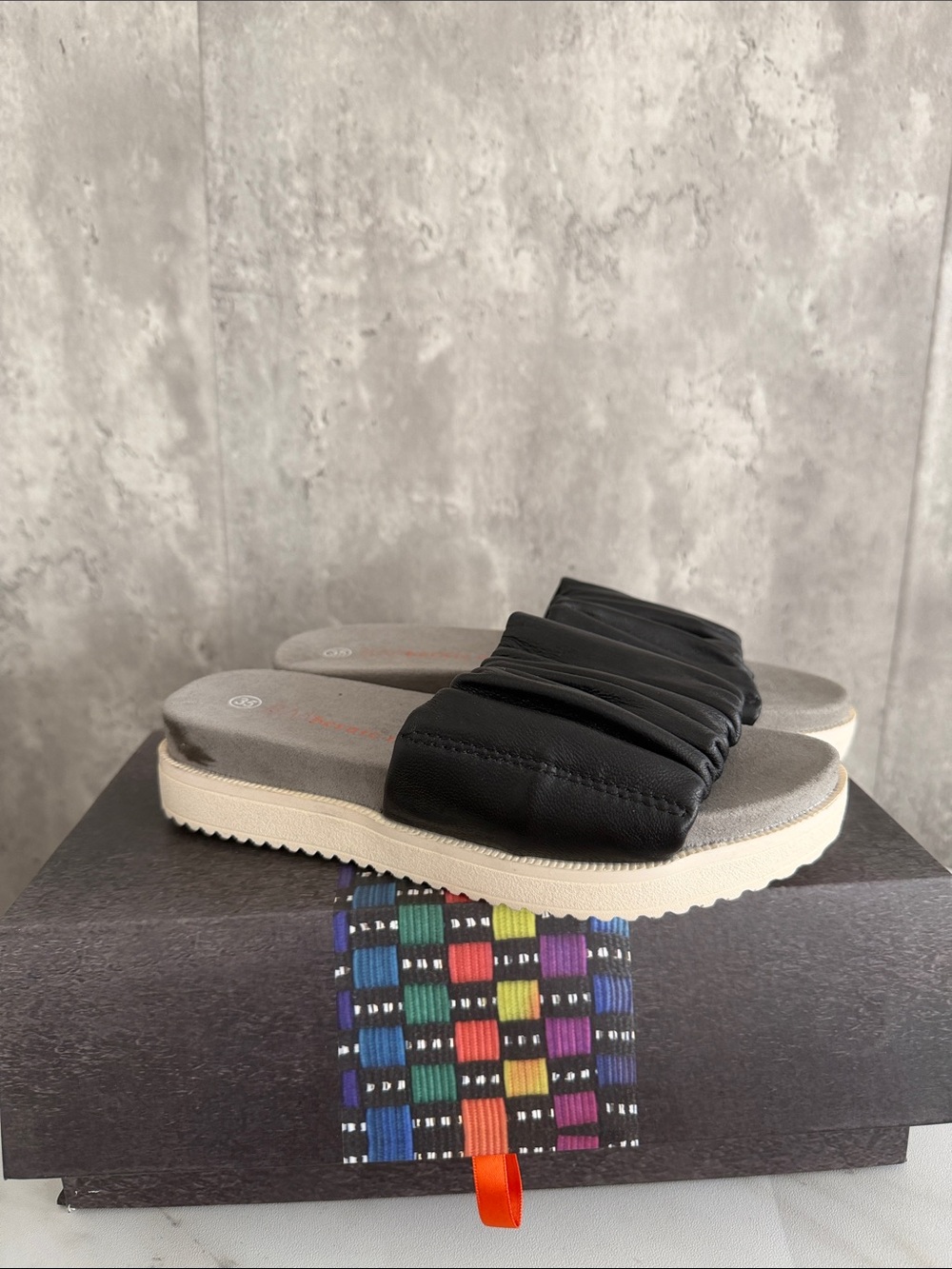 Bernie Mev Dewitt Black Slide Sandals with Padded Strap - Women sz 4 / 35